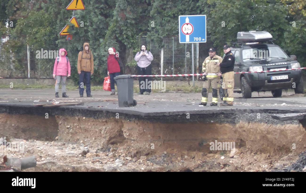 Die Pegel sinken in Tschechien. Das Ausmaß der schlimmen Flutkatastrophe wird immer mehr sichtbar. Als Hotspot entwickelt sich das Altvatergebirge. Der Fluss Bala Glucholaska führte ein massives Jahrhunderthochwasser. Die Schäden sind gewaltig und mit dem Ahrtalhochwasser vergleichbar. Im Ort Mikulovice deutsch Niklasdorf stehen die Menschen teilweise vor den Trümmern ihrer Häuser. Die Flut beschädigte Wohnhäuser so massiv, dass sie unbewohnbar sind. Häuserkanten wurden weggespült. Die Infrastruktur stark beschädigt. Brücken wurden weggerissen, Straßen wurden vom Wasser verschluckt. In Wohngeb Stockfoto