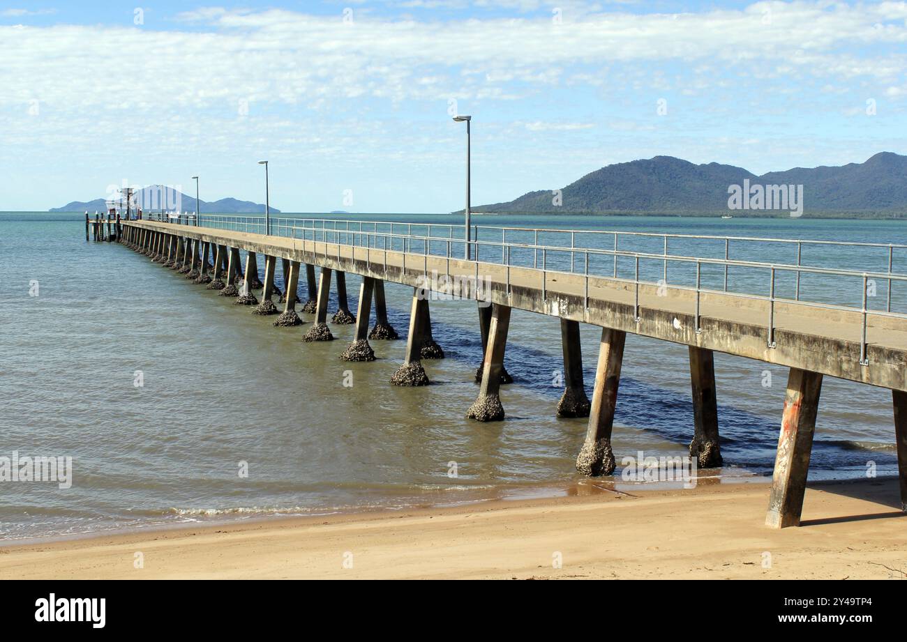 Pier mit dem Meer bei Cardwell in North Queensland, Australien Stockfoto