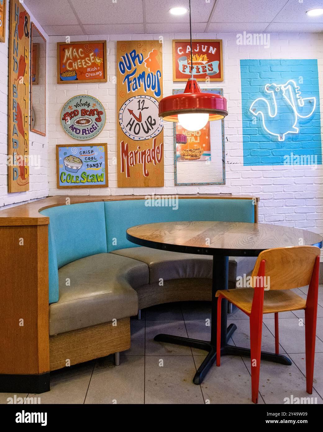 Möbel und Dekoration in einem Popeyes Fast-Food Restaurant im Stadtzentrum. Stockfoto