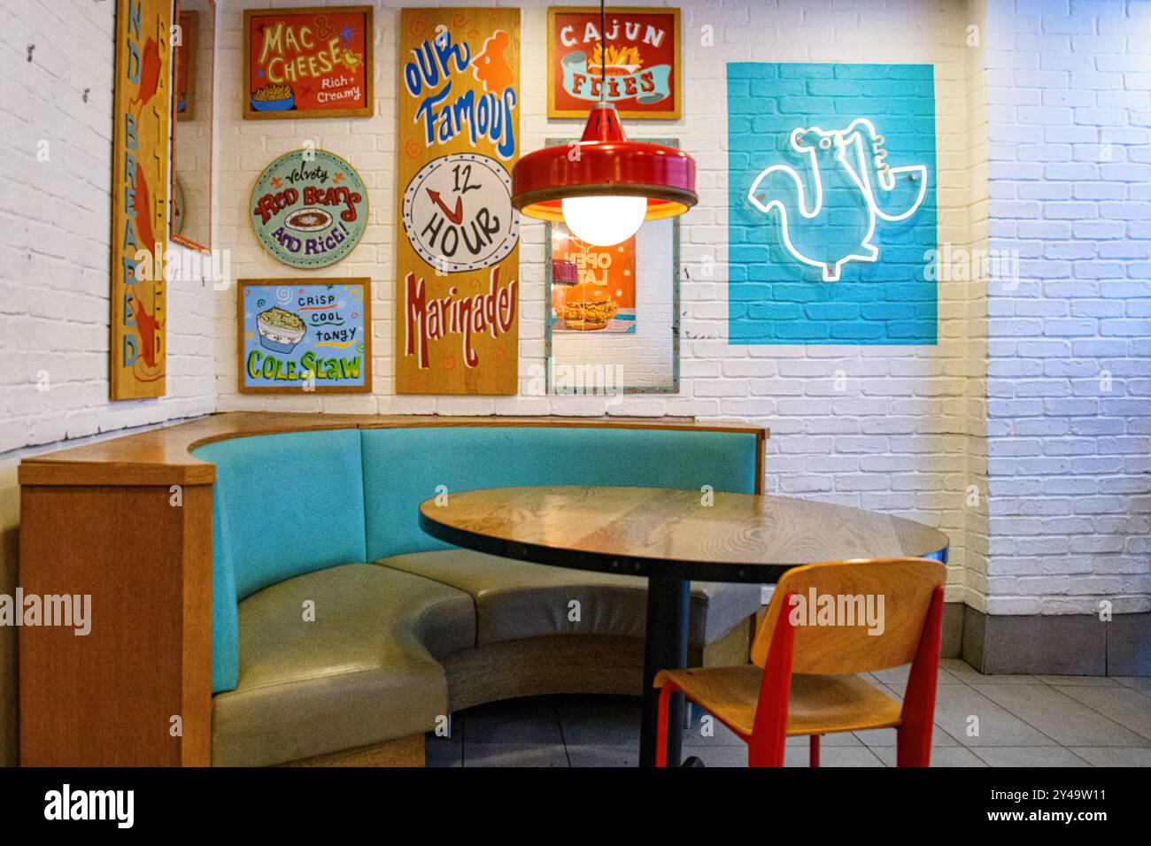 Möbel und Dekoration in einem Popeyes Fast-Food Restaurant im Stadtzentrum. Stockfoto