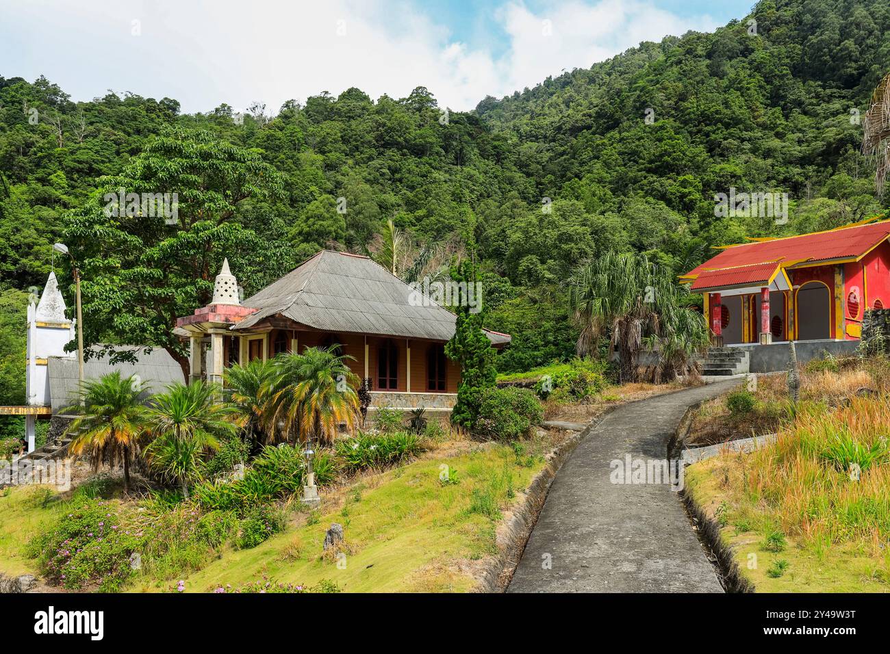 Katholische, buddhistische und hinduistische Kultstätten in diesem Park mit Friedensturm und Schreinen von 5 Religionen. Bukit Kasih, Minahasa, Nord-Sulawesi, Indonesien Stockfoto