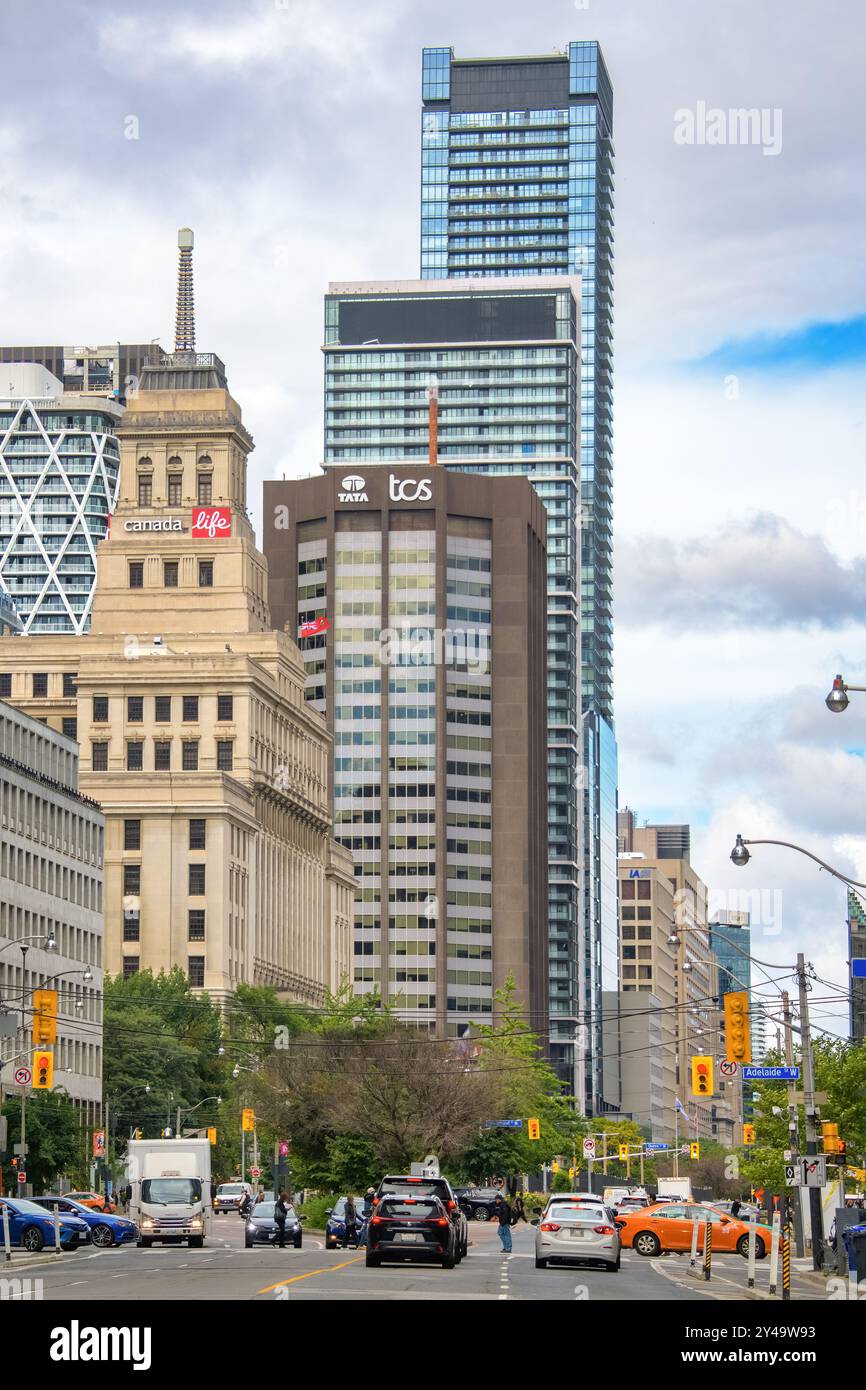 Wolkenkratzer und das Canada Life Building an der University Avenue. Stadtbild mit Verkehr in der Gegend. Stockfoto