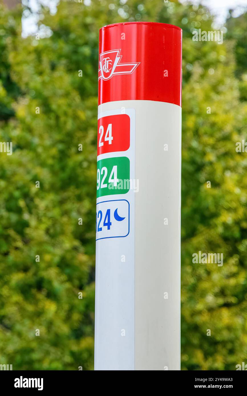 Nahaufnahme eines Pols mit Schildern der Toronto Transit Commission (TTC) an einer Bushaltestelle. Stockfoto
