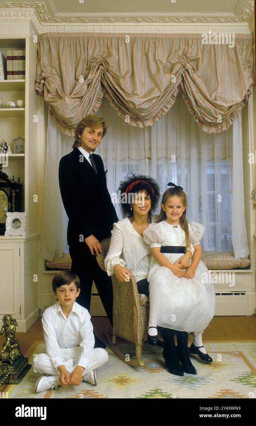 Elizabeth und David Emanuel Modedesigner 1981. The Emanuel Shop, ihr Studio, das in Brook Street ihre Kinder, Oliver und Eloise London, England, Großbritannien, 1980er Jahre HOMER SYKES ausprobiert. Stockfoto