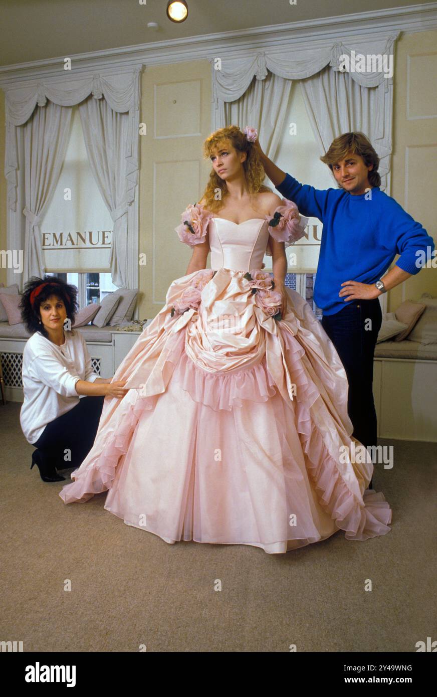 Elizabeth und David Emanuel Modedesigner 1981. Das Emanuel Shop, ihr Studio, Model, das ein Ballkleid / rosa Hochzeitskleid anprobiert, in ihrem 'Anprobieren'-Zimmer in der Brook Street. Das Hochzeitskleid von Emanuel, Prinzessin Diana. London, England 1981 UK 1980s HOMER SYKES. Stockfoto