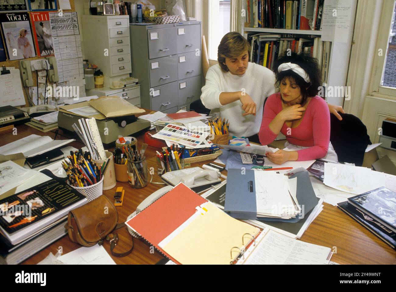 Elizabeth und David Emanuel Modedesigner 1981. Der Emanuel Shop, ihr Studio in der Brook Street. Das Hochzeitskleid von Emanuel, Prinzessin Diana. London, England, Großbritannien 1980er Jahre HOMER SYKES. Stockfoto