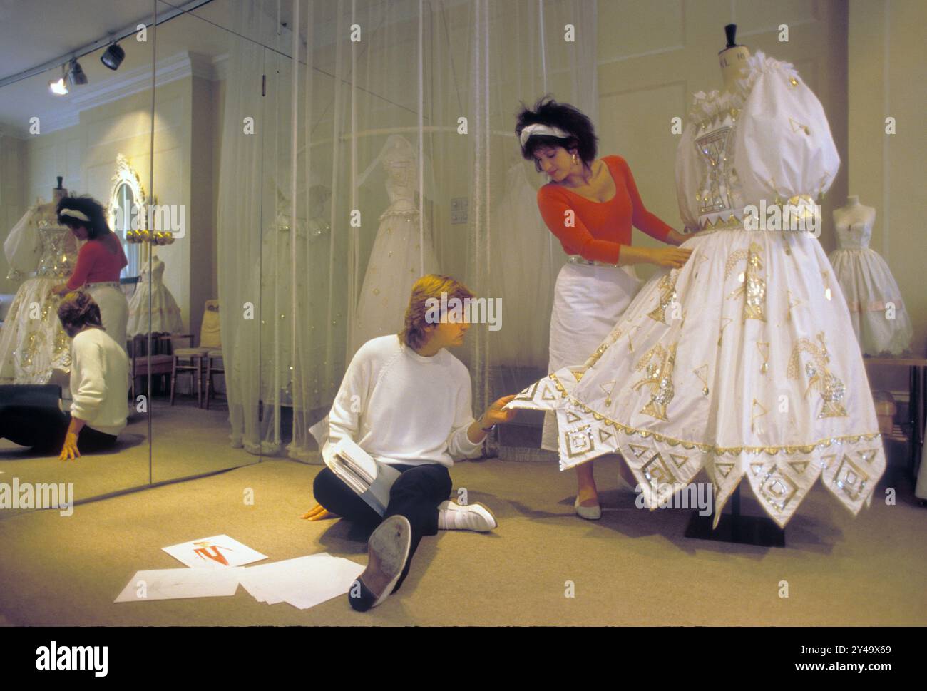 Elizabeth und David Emanuel Modedesigner 1981. Der Emanuel Shop, ihr Studio, das ein Zimmer in der Brook Street, London, ausprobiert. Das Hochzeitskleid von Emanuel, Prinzessin Diana. England Großbritannien 1980er Jahre HOMER SYKES. Stockfoto