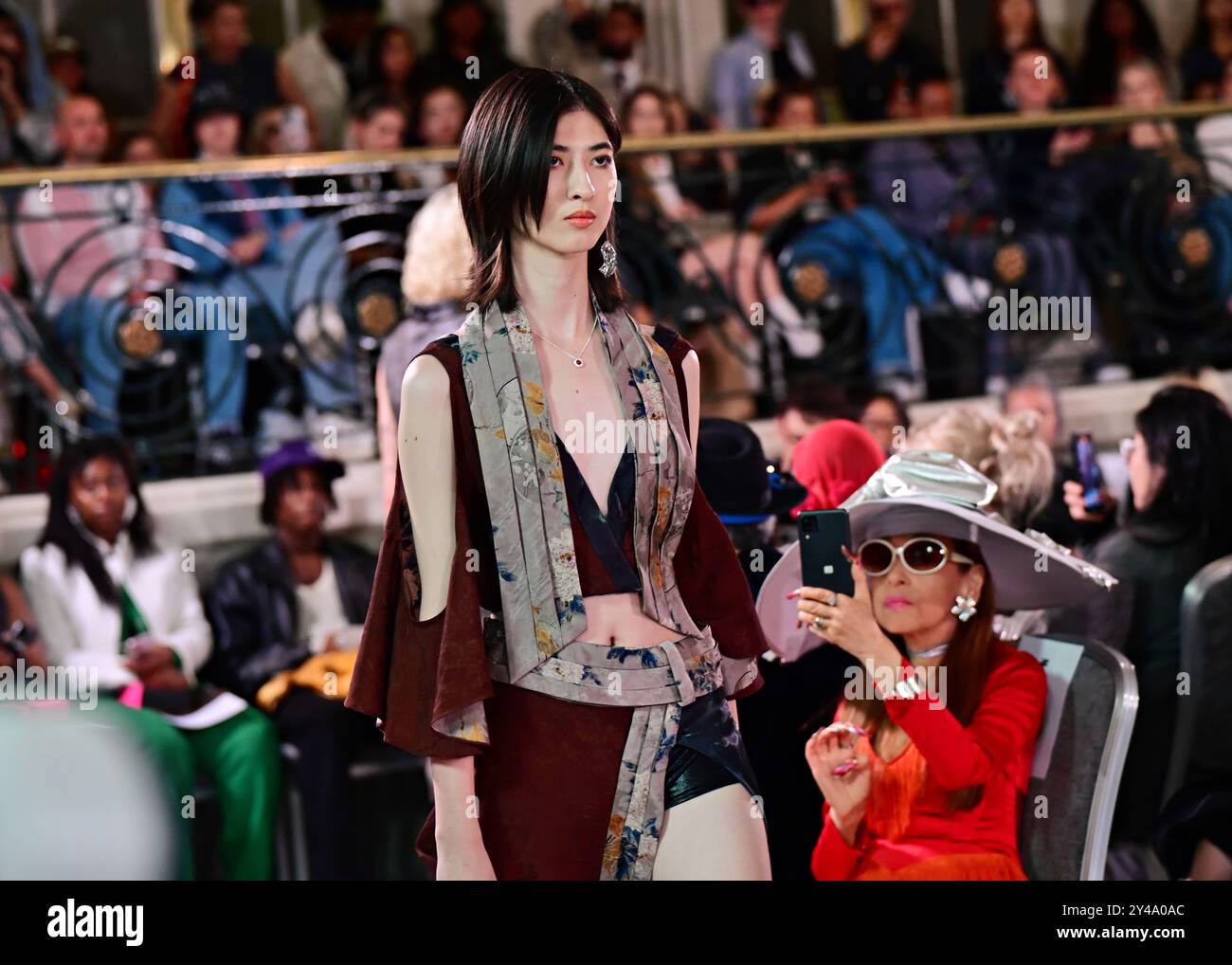 LONDON, GROSSBRITANNIEN. September 2024. '王紫菲'Zifei Wang 'Endless River SS25' bei der London Fashion Week 40 Jahre im Waldorf Hilton London, Aldwych, London, Großbritannien (Foto: 李世惠/See Li/Picture Capital) Credit: Siehe Li/Picture Capital/Alamy Live News Stockfoto