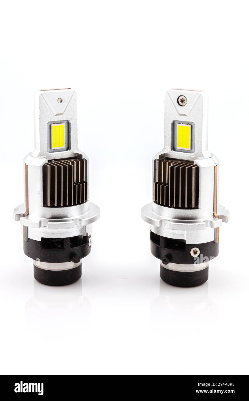 LED-Autolampe für den Hauptscheinwerfer moderne Technologie. Selektiver Fokus mit geringer Schärfentiefe. Stockfoto