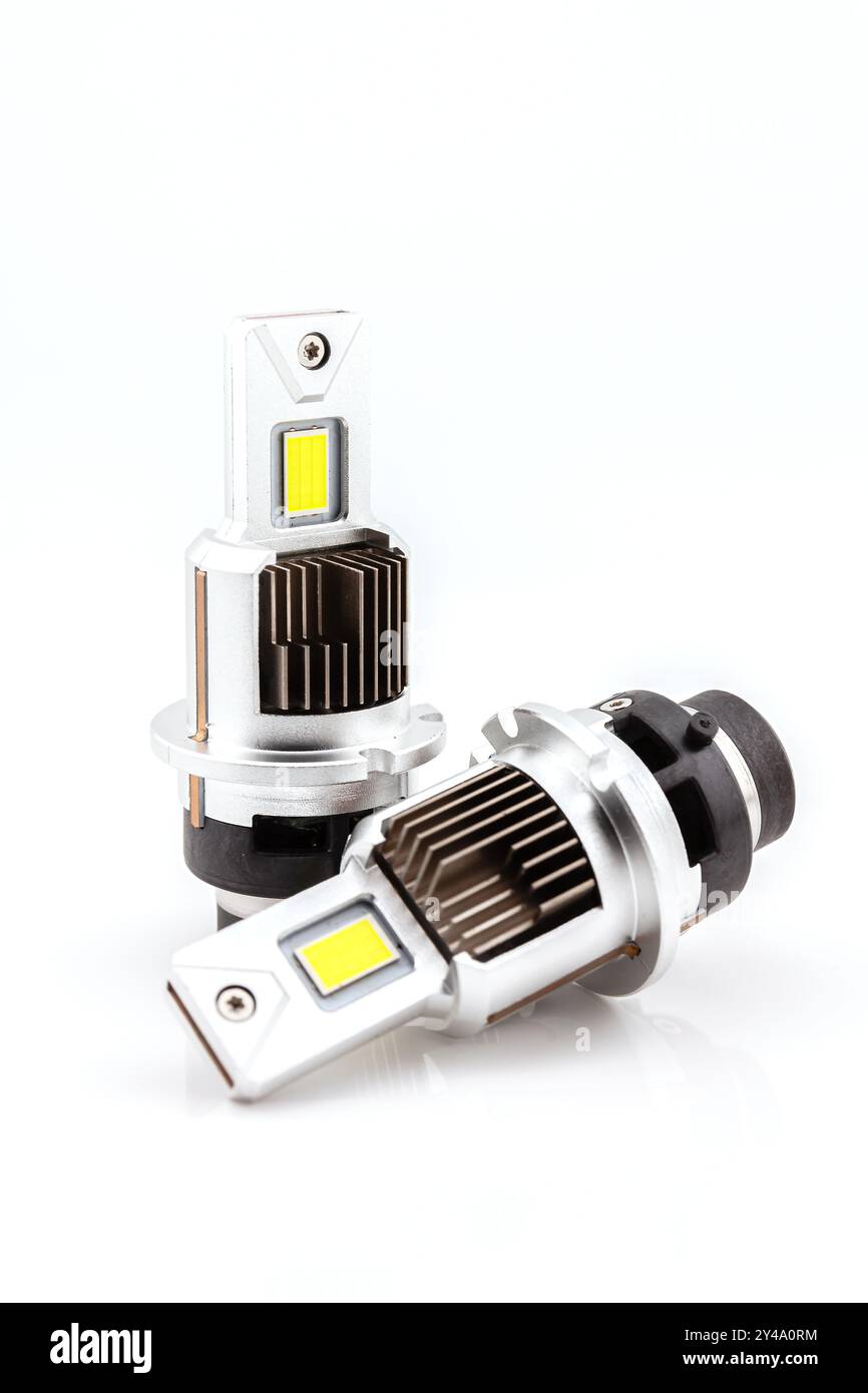 LED-Autolampe für den Hauptscheinwerfer moderne Technologie. Selektiver Fokus mit geringer Schärfentiefe. Stockfoto