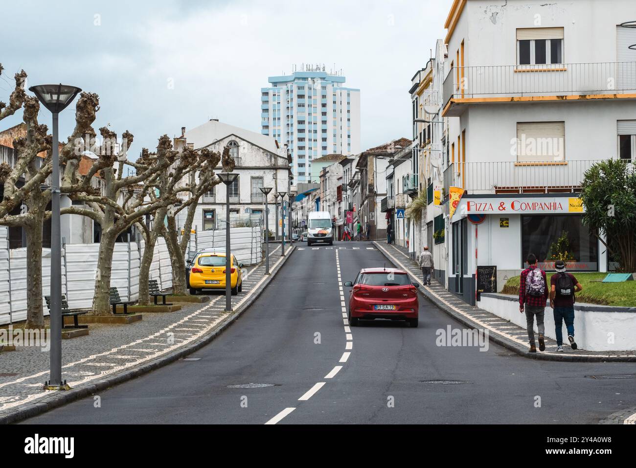Ponta Delgada, Azoren, Portugal - 26. April 2017: Eine ruhige Straßenszene fängt das tägliche Leben ein. Stockfoto