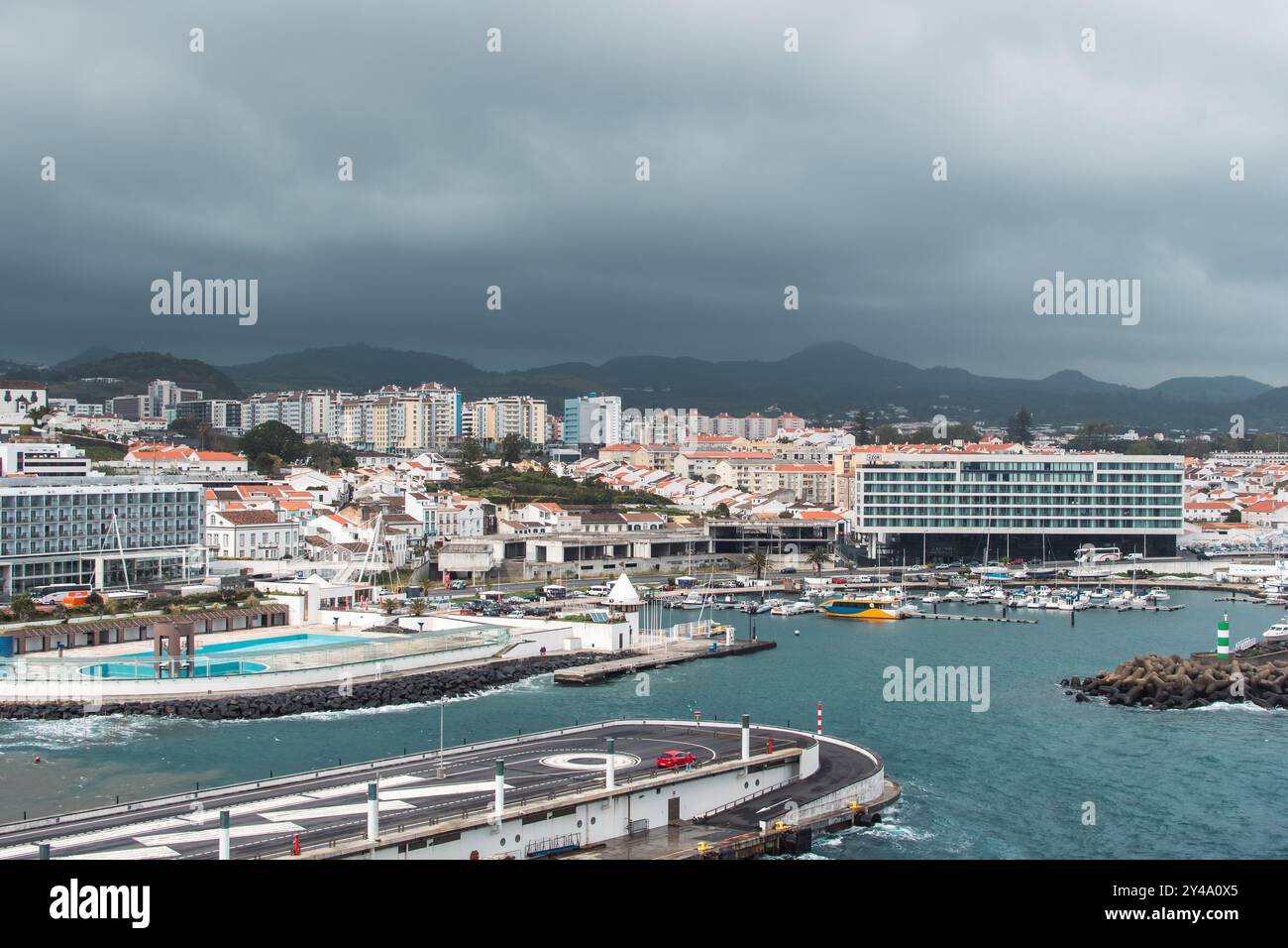 Ponta Delgada, Azoren, Portugal - 26. April 2017: Bewölktes maritimes Stadtbild. Stockfoto