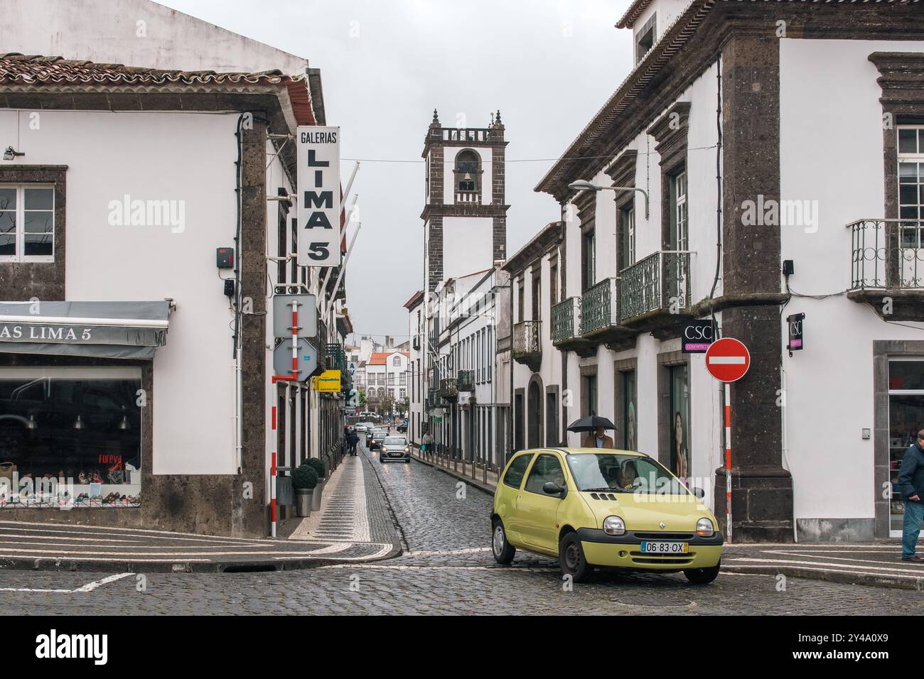 Ponta Delgada, Azoren, Portugal - 26. April 2017: Eine charmante Straßenszene mit lokalem Charakter. Stockfoto