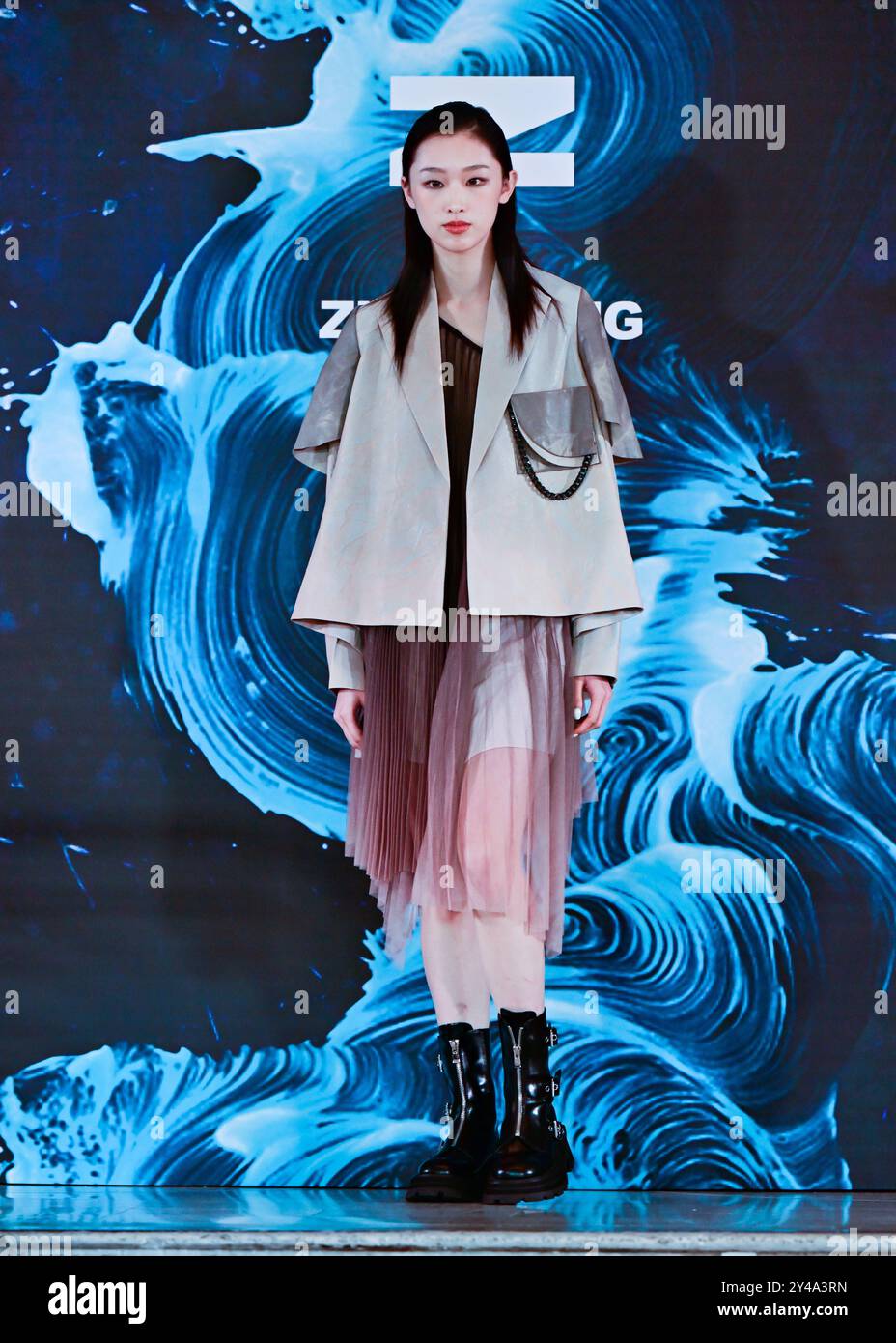 LONDON, GROSSBRITANNIEN. September 2024. '王紫菲'Zifei Wang 'Endless River SS25' bei der London Fashion Week 40 Jahre im Waldorf Hilton London, Aldwych, London, Großbritannien (Foto: 李世惠/See Li/Picture Capital) Credit: Siehe Li/Picture Capital/Alamy Live News Stockfoto