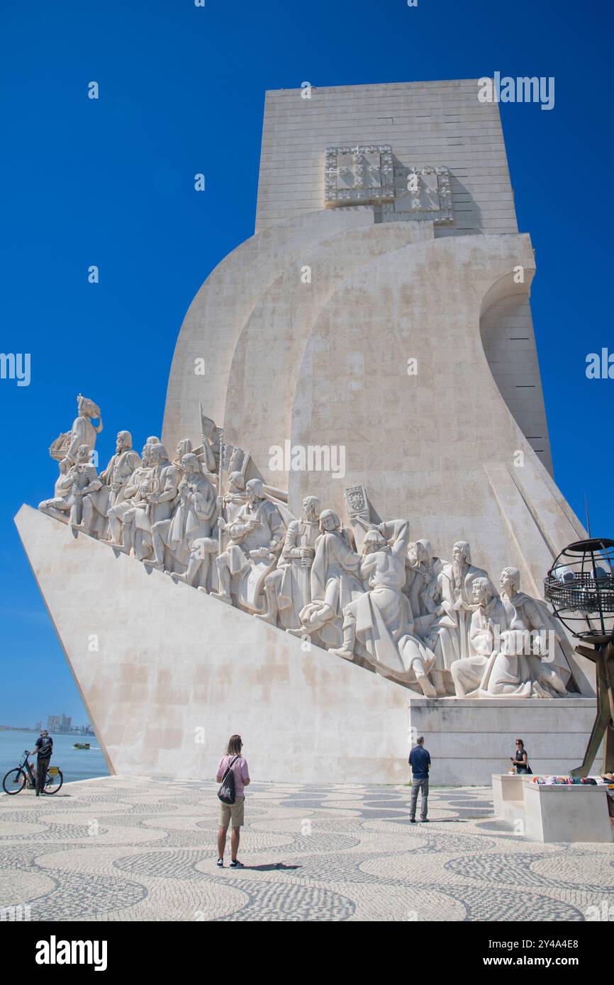 Padrao dos Descobrimentos, Denkmal der Entdeckungen mit Skulpturen, die vor einem klaren blauen Himmel segeln, Belem, Lissabon, Portugal Stockfoto