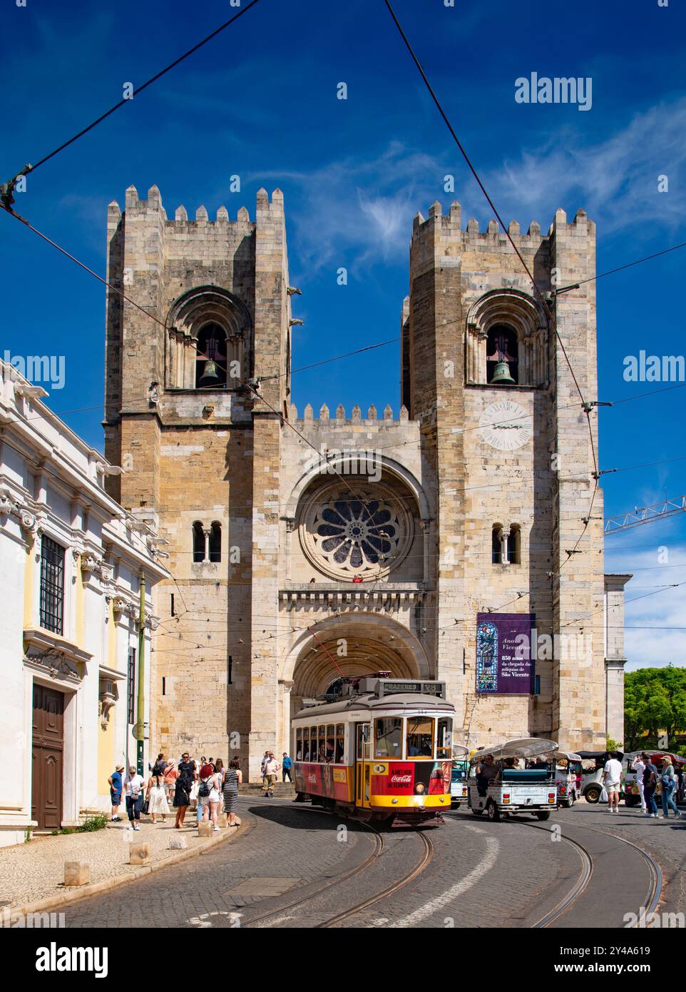Die Straßenbahn von Lissabon führt vorbei an der Kathedrale SE auf den Straßen von Alfama, Lissabon, Portugal Stockfoto
