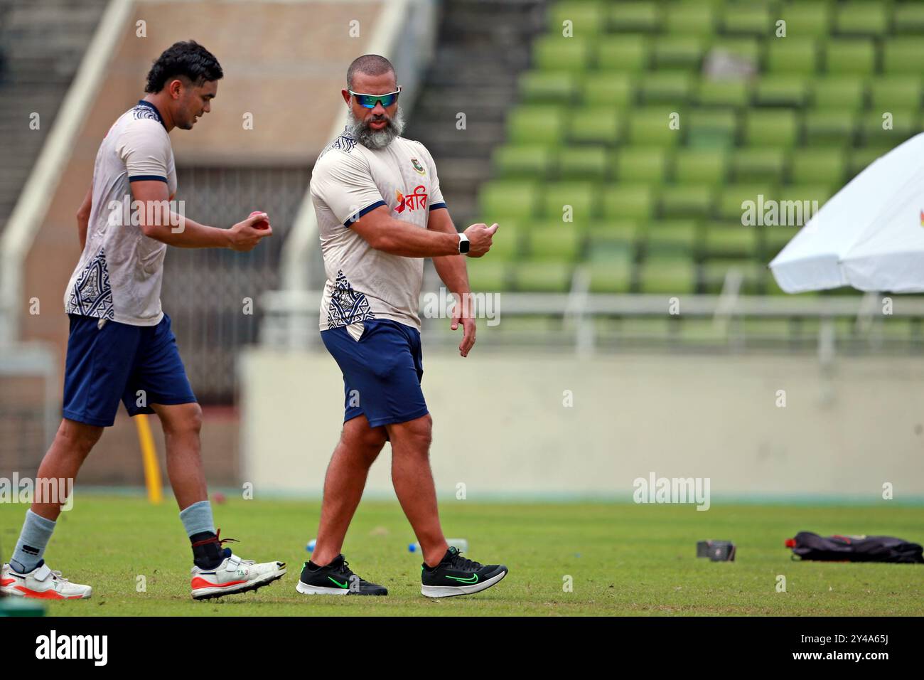 Taskin Ahmed (L) zusammen mit Bowlingtrainer Andre Adams (R) während des Bangladesch Test Squad Training im SBNCS unter den lokalen Trainern vor den beiden Stockfoto