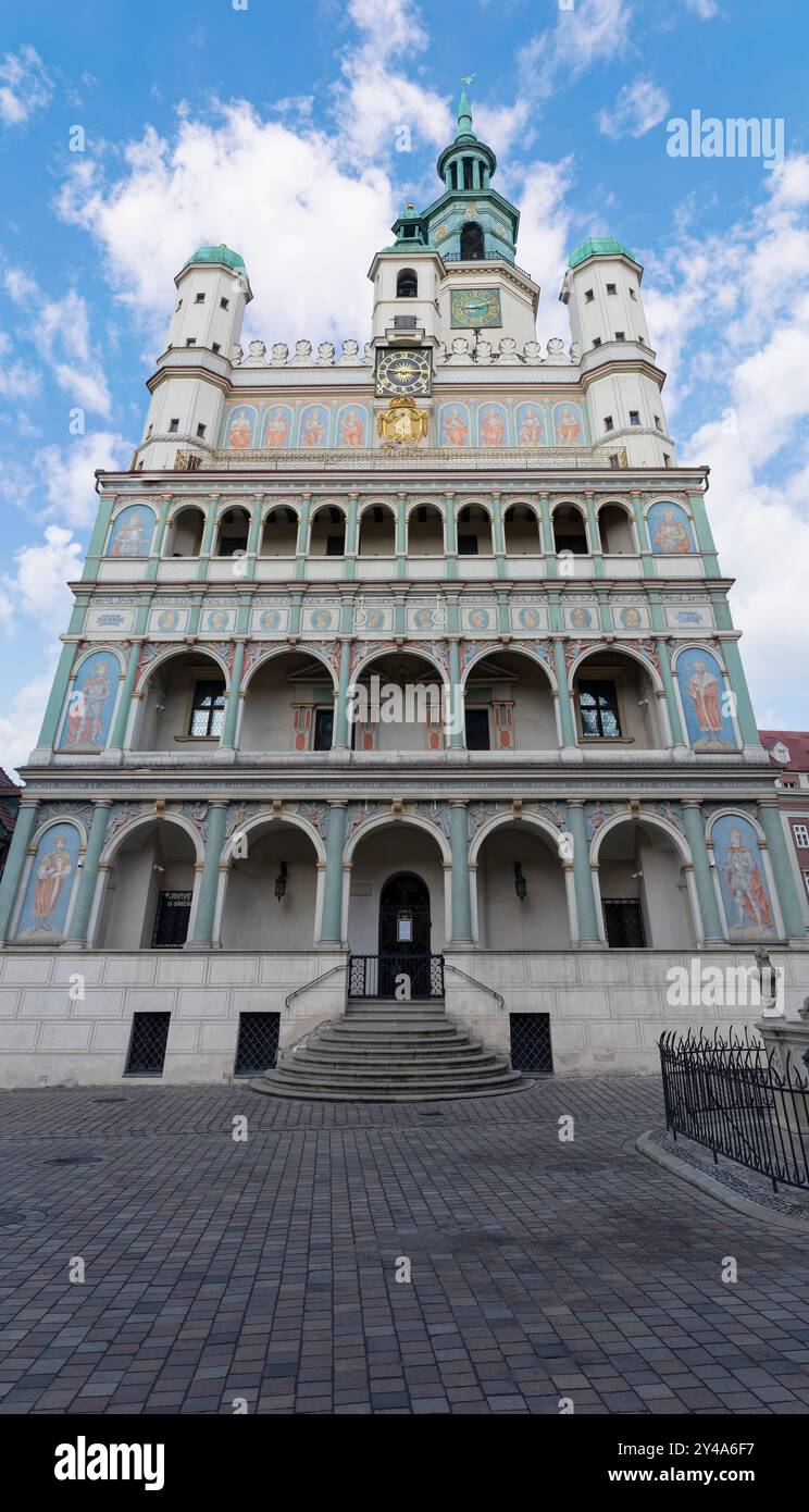 Rathaus in Posen (Polnisch: Poznań), Denkmal der Renaissance-Architektur, vertikales Panorama - aufgenommen mit einer Nikon SLR-Kamera, 24-Mpix-Matrix Stockfoto
