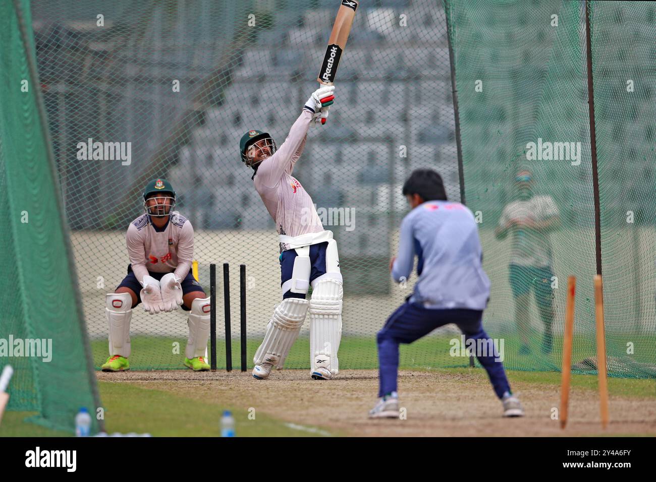 (Von links) Wicketkeeper Litton Kumar das und Mehidy Hasan Miraz während der Bangladesch Test Squad Training Session im SBNCS unter den lokalen Trainern Ah Stockfoto