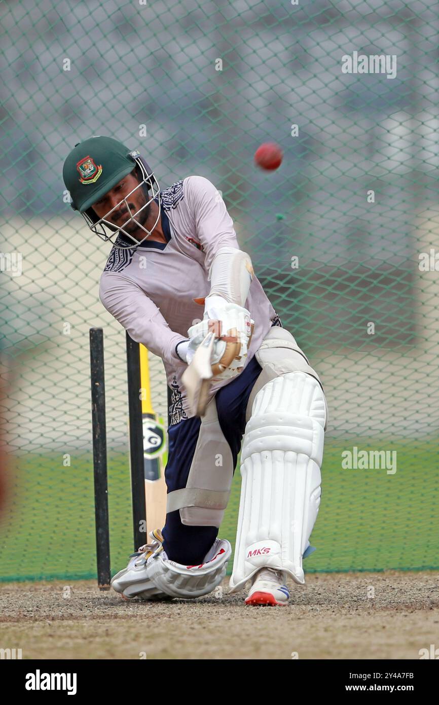 Eröffnungsbatter Mahmudul Hasan Joy Bats während des Bangladesh Test Squad Training im SBNCS unter den lokalen Trainern vor den zwei Match Test seri Stockfoto