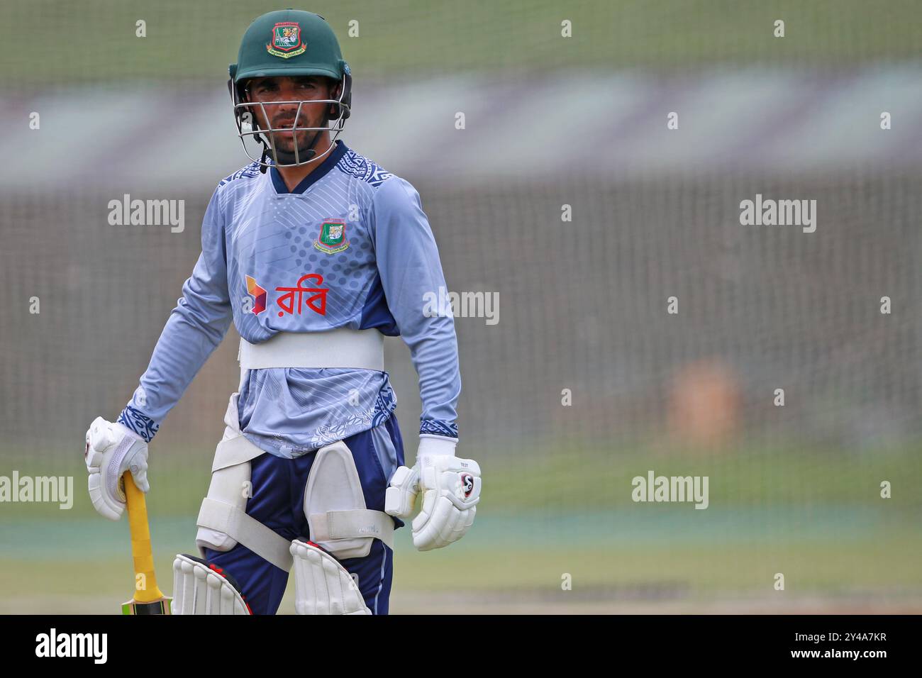 Mominul Haque blickt während des Bangladesch Test Squad Training Session bei SBNCS unter den lokalen Trainern vor der zwei Match Test Series gegen Indien zu Stockfoto