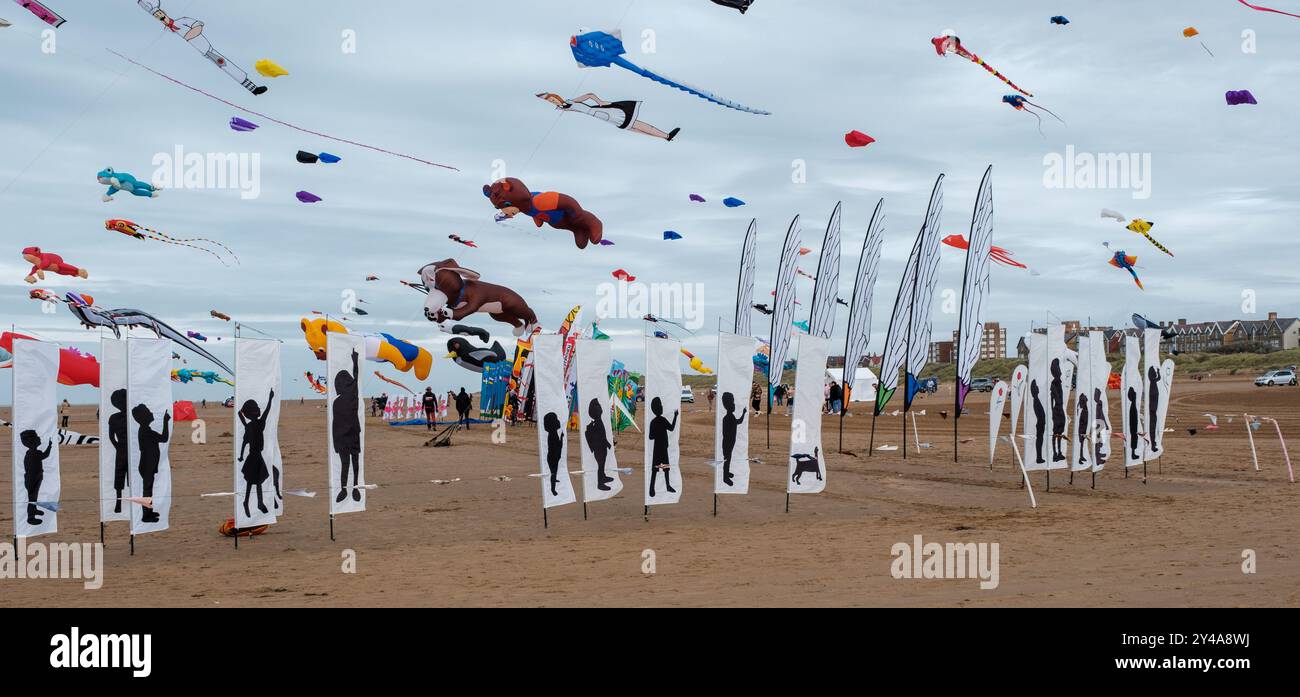 St Annes, Lancashire/Vereinigtes Königreich - 14. September 2024: St. Annes Kite Festival. Farbenfrohe Drachen erfüllen den Himmel, während Strandgäste einen lebhaften Tag genießen, Celebra Stockfoto