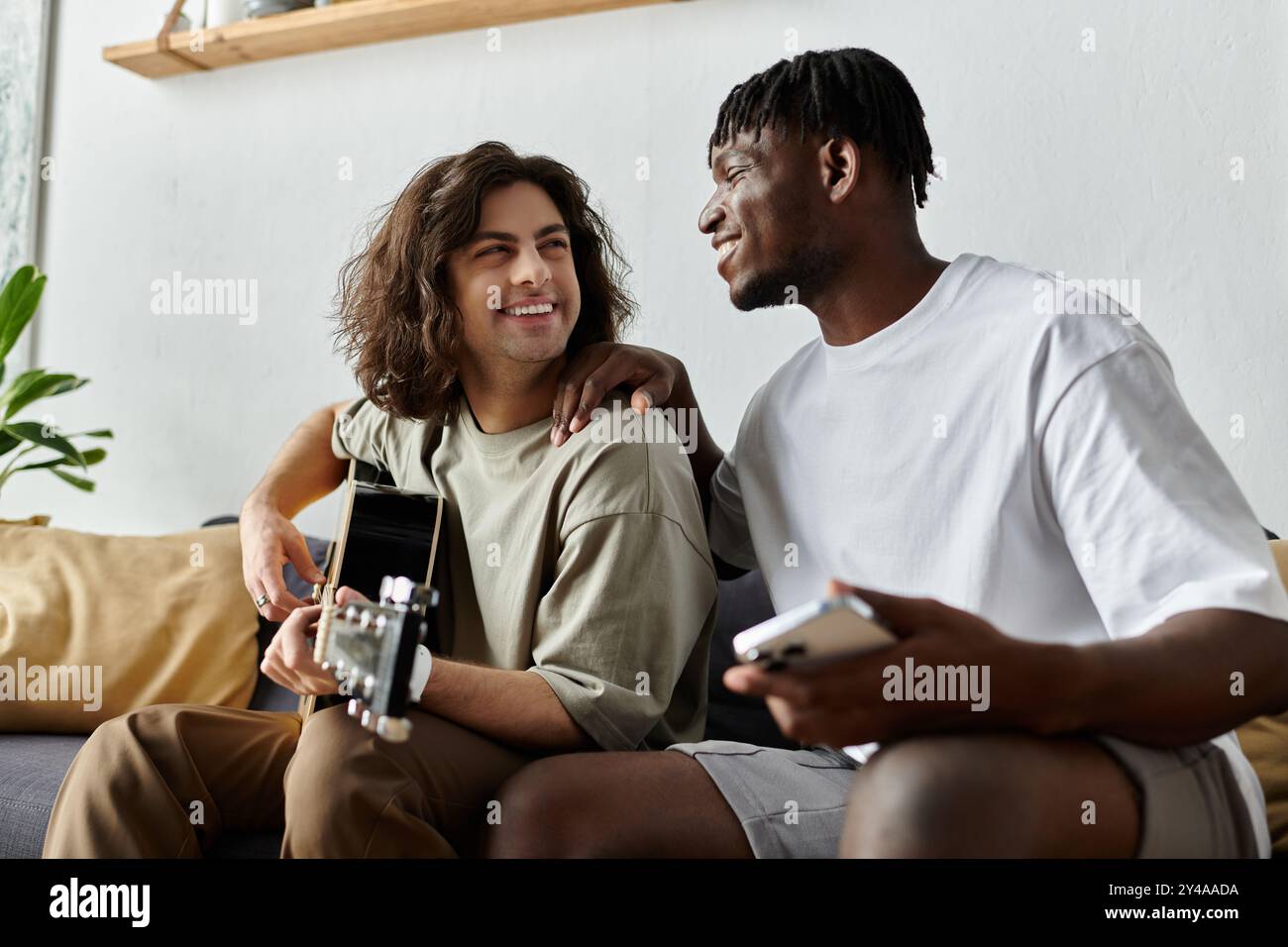 Zwei Partner genießen einen fröhlichen Moment zu Hause und machen Erinnerungen beim Musikhören. Stockfoto