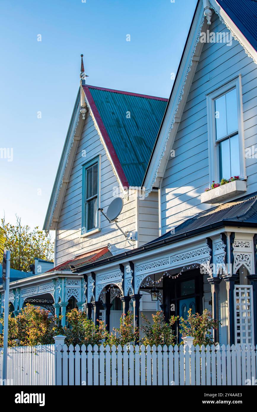 Wohnhäuser mit verzierten Zierteilen in Ponsonby, Auckland, Neuseeland, die Ende des 19. Und Anfang des 20. Jahrhunderts erbaut wurden, werden lokal als „Villen“ bezeichnet. Stockfoto