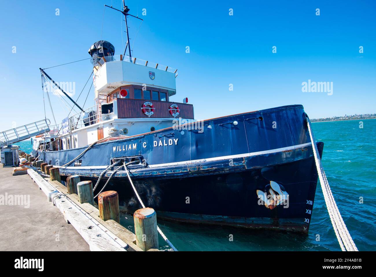 Der William C Daldy, der hier an der Devonport Wharf in Auckland gesehen wird, ist ein mit Kohle befeuerter Doppelschnecken betriebener Dampfschlepper, der von 1936 bis 1977 im Hafen arbeitete Stockfoto