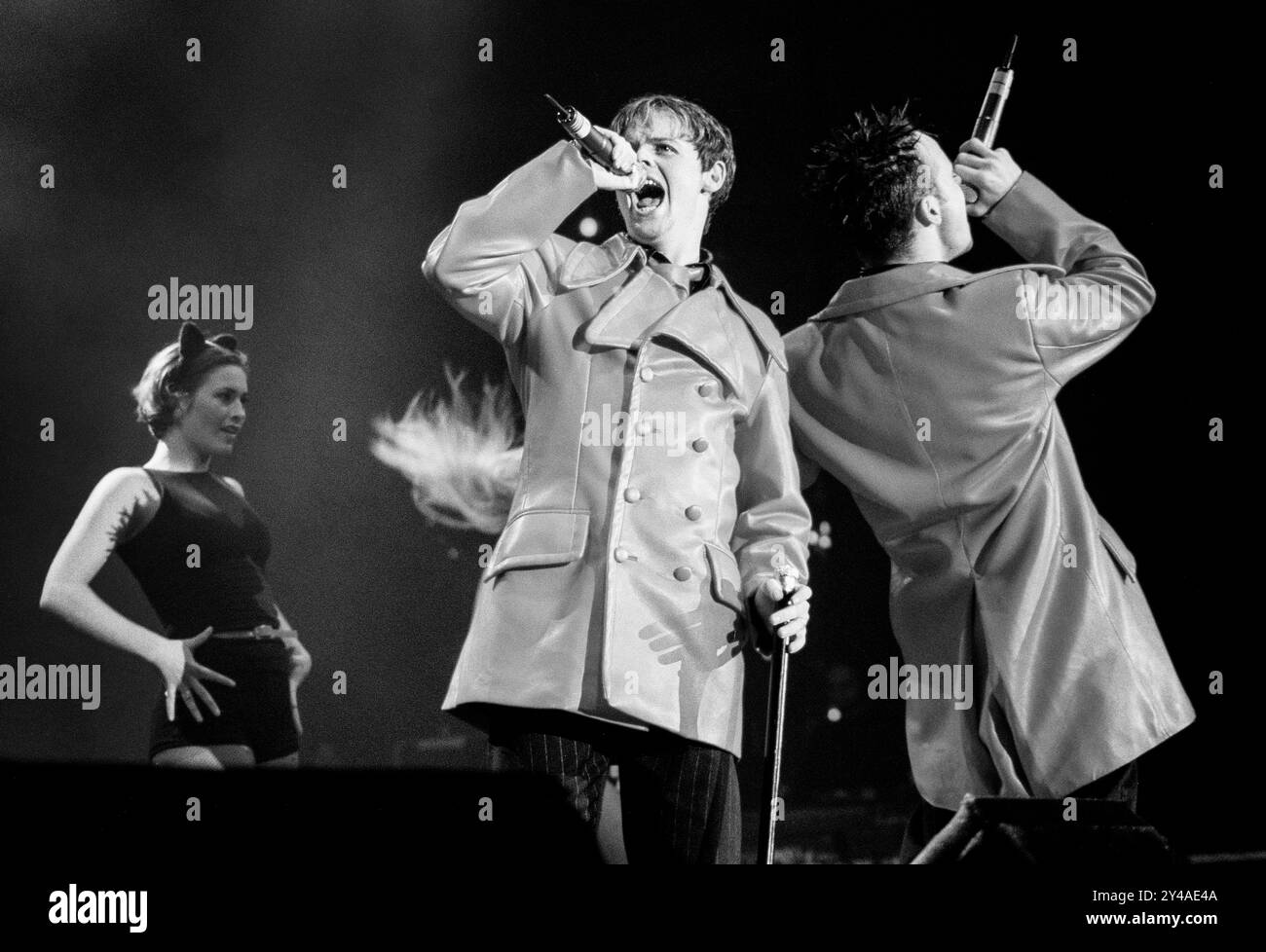 PJ & DUNCAN, YOUNG, KONZERT, 1995: PJ and Duncan – auch bekannt als Ant & Dec oder Ant McPartlin und Declan Donnelly – spielen im Dezember 1995 in der St David's Hall in Cardiff. Foto: Rob Watkins. INFO: PJ & Duncan, die ehemaligen Bühnennamen der britischen Fernsehmoderatoren Ant McPartlin und Declan Donnelly, begannen in den 1990er Jahren als Pop-Duo, nachdem sie in Byker Grove Hauptrollen gespielt hatten. Bekannt für eingängige Hits wie „Let's Get Ready to Rhumble“, erfreuten sie sich kurzer Charts, bevor sie zur TV-Präsentation übergingen. Stockfoto