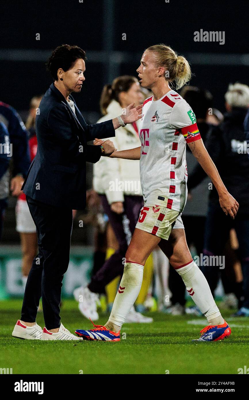 Nicole Bender-Rummler (Abteilungsleiterin 1. FC K?ln Frauen) und Celina Degen (1. FC K?ln, 5) klatschen nach dem Spiel ab GOOGLE PIXEL Frauen Bundesliga, 1. FC K?ln - SGS Essen, K?ln, Franz-Kremer-Stadion am 15.09.2024 DFB-VORSCHRIFTEN VERBIETEN JEDE VERWENDUNG VON FOTOGRAFIEN ALS BILDSEQUENZEN UND/ODER QUASI-VIDEO. Stockfoto