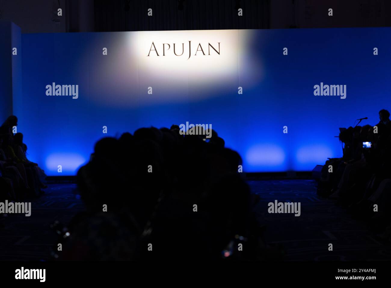 London, Großbritannien. September 2024. Publikum beim Apujan Spring/Summer 2024 Event „Mirror, Keys and Drink Me“ während der London Fashion Week September 2024 in den Grand Connaught Rooms am 16. September 2024 in London, England. Richard Lipman/Alamy Live News Stockfoto