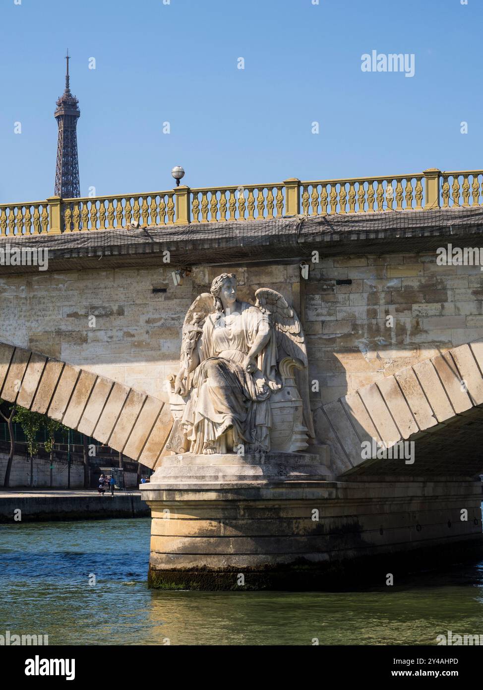 Winkel auf der Invalidenpont, Brücke mit dem Eiffelturm, seine, Paris, Frankreich, Europa, EU. Stockfoto