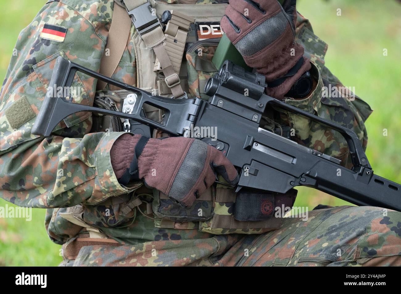 Soldat mit Sturmgewehr G36, Detail, fea- Bundesverteidigungsminister Boris Pistorius besucht die Artillerieschule in Idar-Oberstein am 16.09.2024, *** Soldat mit G36 Sturmgewehr, Detail, fea Bundesverteidigungsminister Boris Pistorius besucht am 16.09.2024 die Artillerieschule in Idar Oberstein, Stockfoto