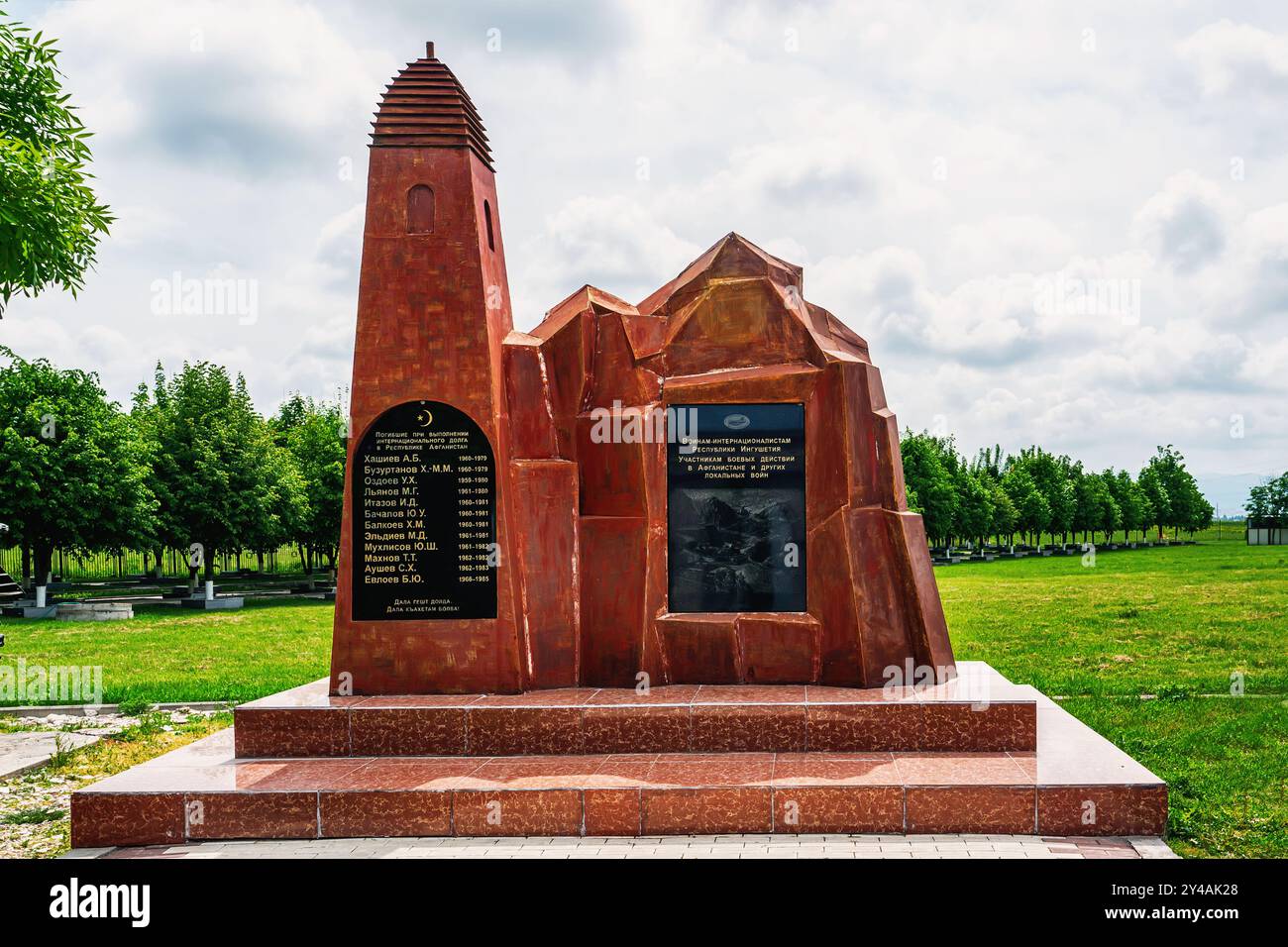 Nazran, Inguschetien, RUSSLAND - 12. MAI 2024: Gedenkstätte für Erinnerung und Ruhm. Monument Monument auf dem Territorium des Gedenkkomplexes in Nazran für die I Stockfoto