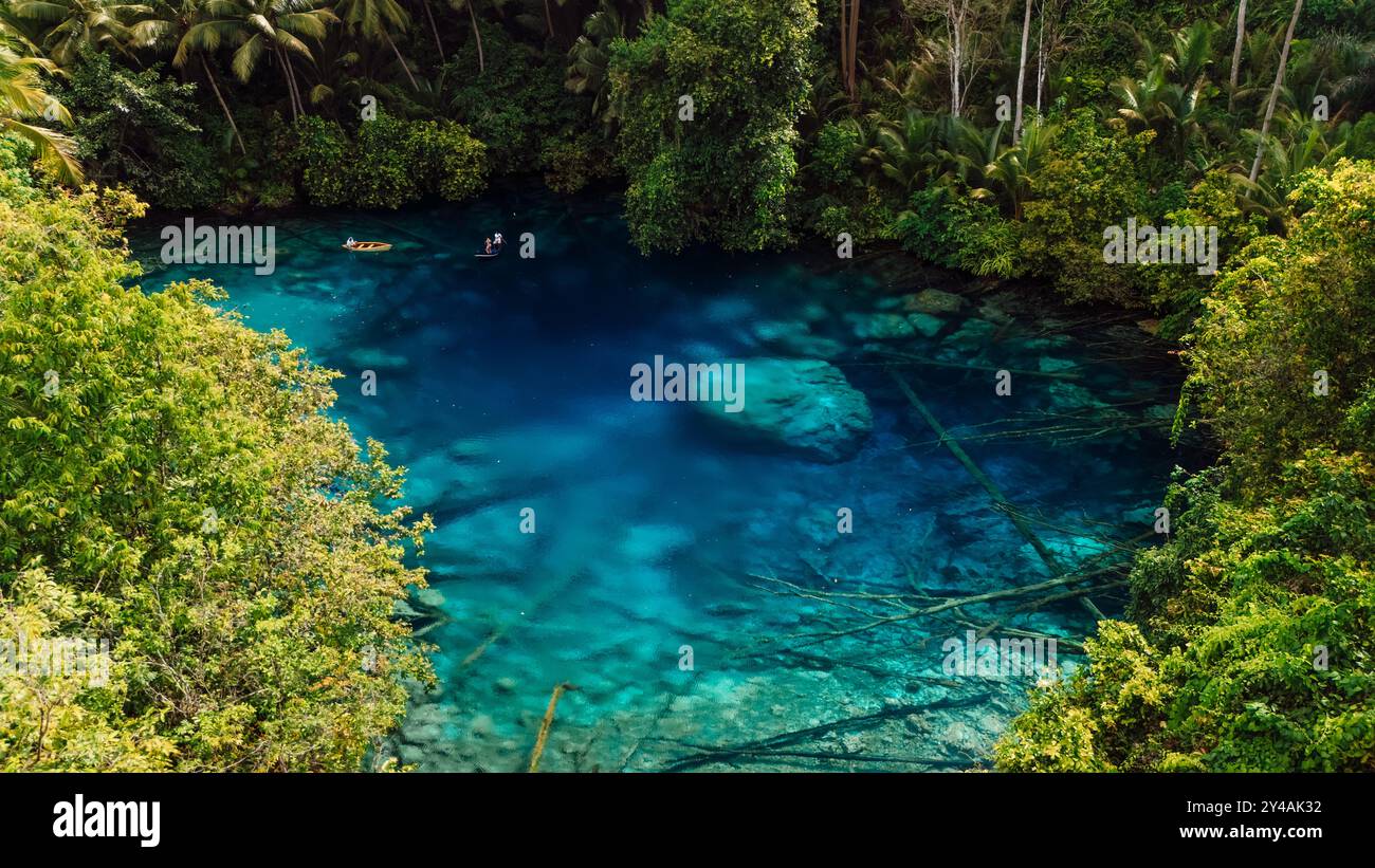 Fantastischer transparenter See mit kristallblauem Süßwasser in Sulawesi, Indonesien. Luftaufnahme Stockfoto