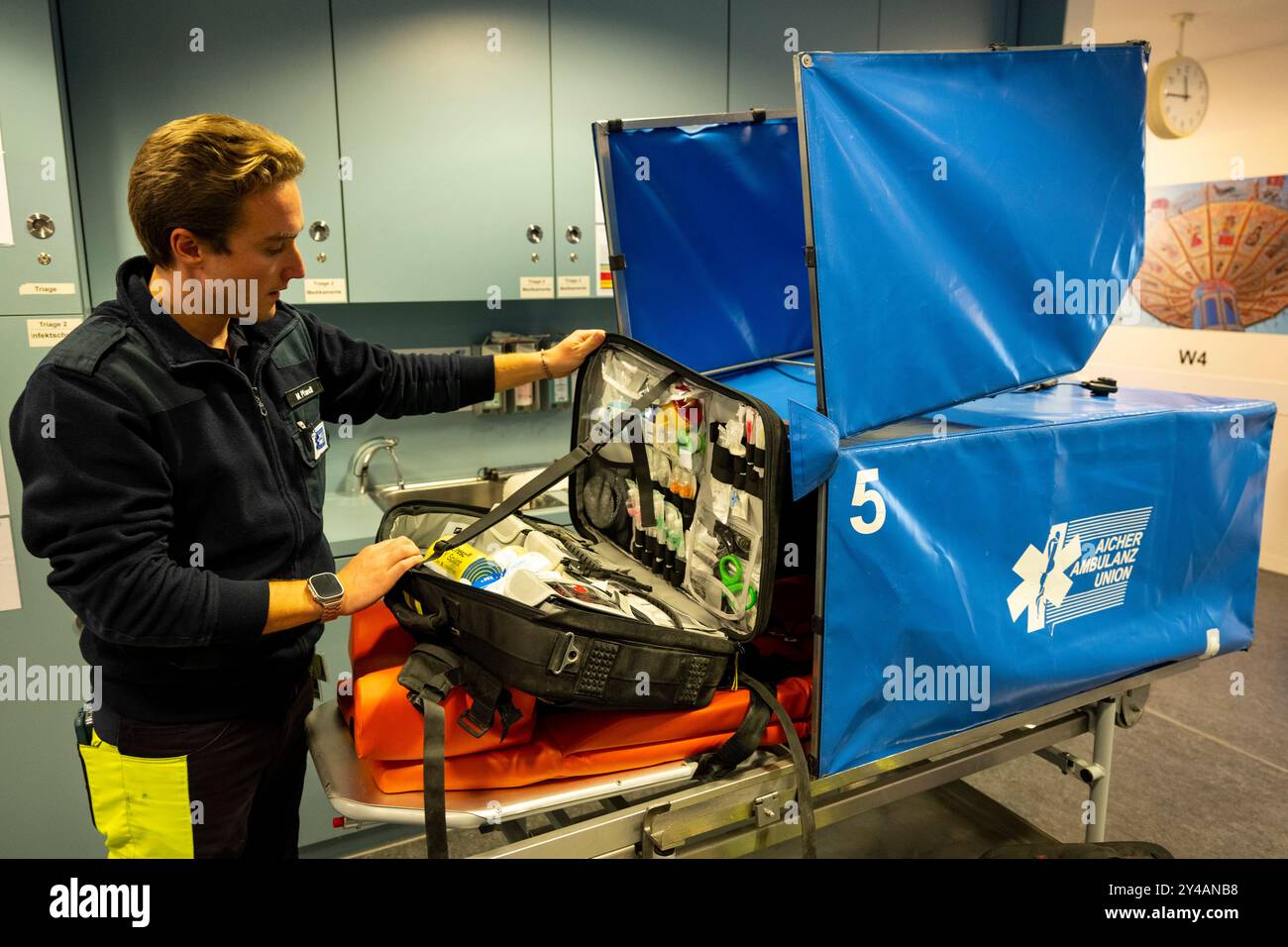 München, Deutschland. September 2024. Betriebsleiter Maximilian Pfandl präsentiert auf einer Pressekonferenz der Aicher Group zum Thema medizinische Versorgung auf dem Oktoberfest eine Transporttrage mit Leinwand für den Transport von Patienten über das Festgelände. Quelle: Lennart Preiss/dpa/Alamy Live News Stockfoto