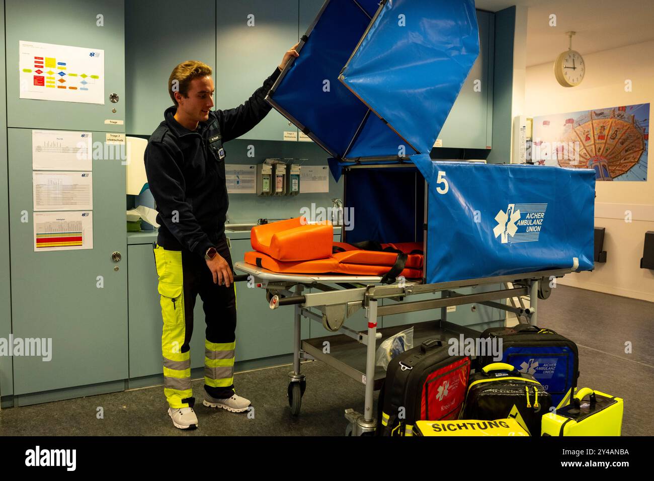 München, Deutschland. September 2024. Betriebsleiter Maximilian Pfandl präsentiert auf einer Pressekonferenz der Aicher Group zum Thema medizinische Versorgung auf dem Oktoberfest eine Transporttrage mit Leinwand für den Transport von Patienten über das Festgelände. Quelle: Lennart Preiss/dpa/Alamy Live News Stockfoto