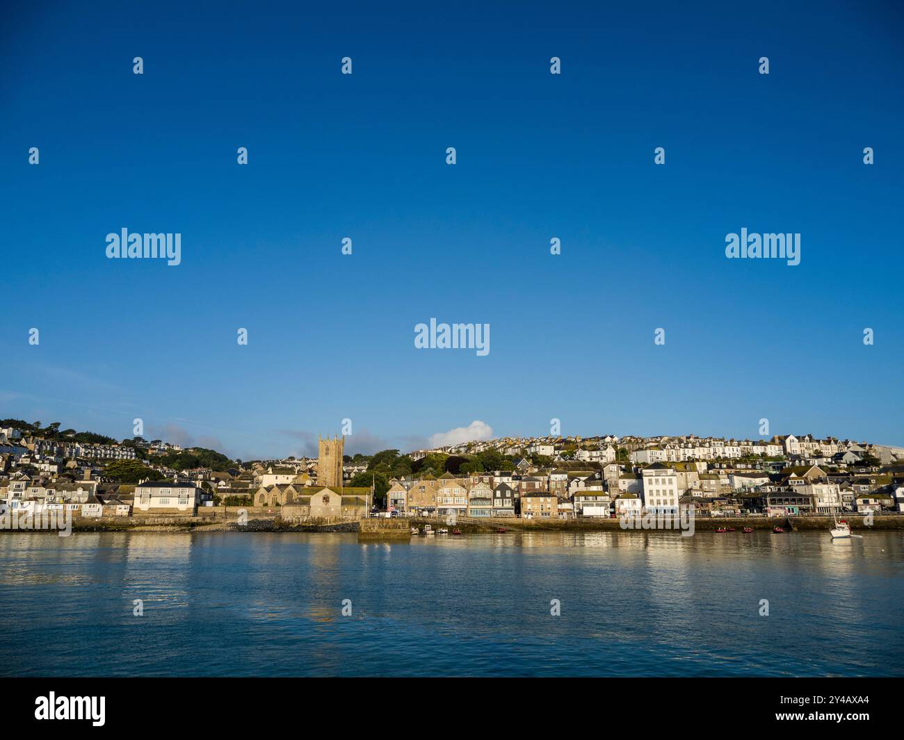 Dawn, St Ia's Parish Church, Church of England Church, St Ives Harbour, St Ives, Cornwall, England, GROSSBRITANNIEN, GB. Stockfoto