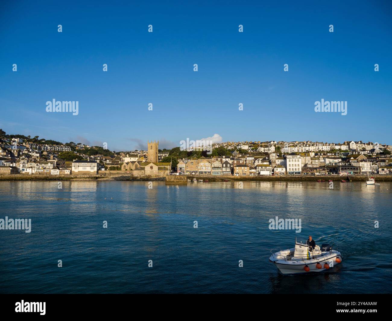 Dawn, St Ia's Parish Church, Church of England Church, St Ives Harbour, St Ives, Cornwall, England, GROSSBRITANNIEN, GB. Stockfoto