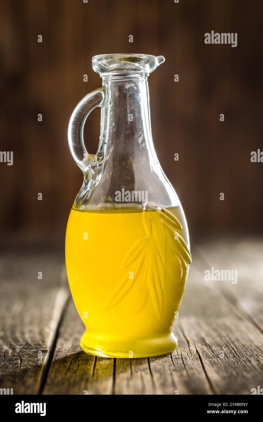Flasche Bio-Olivenöl extra natives Olivenöl extra gefiltert auf einem Holztisch. Stockfoto