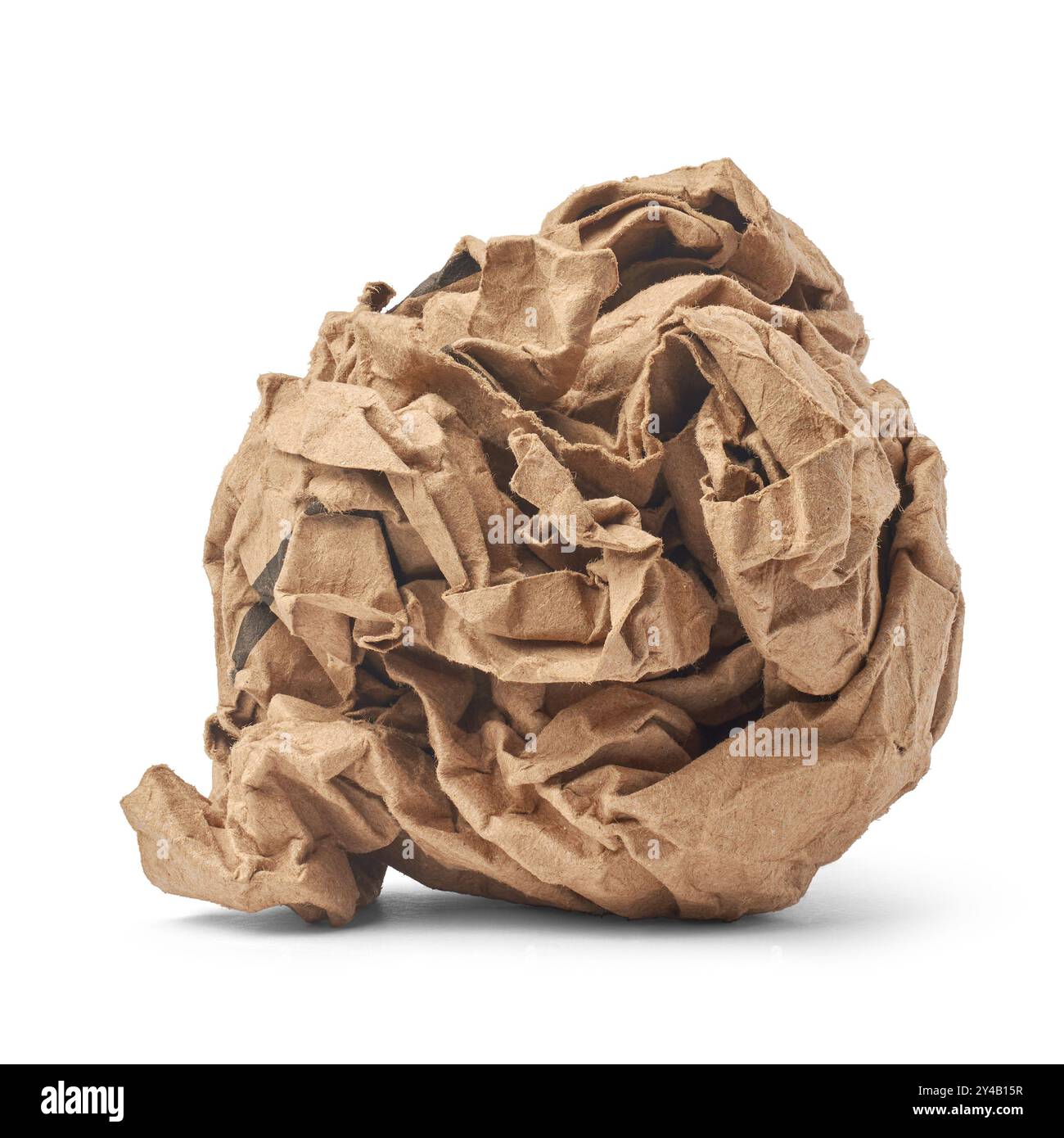 Zerknitterte braune Papierkugel isolierter weißer Hintergrund, bräunlich-faltiges Kraftblatt mit Falten, Rippen und Falten, die fest in die Sphärica komprimiert sind Stockfoto