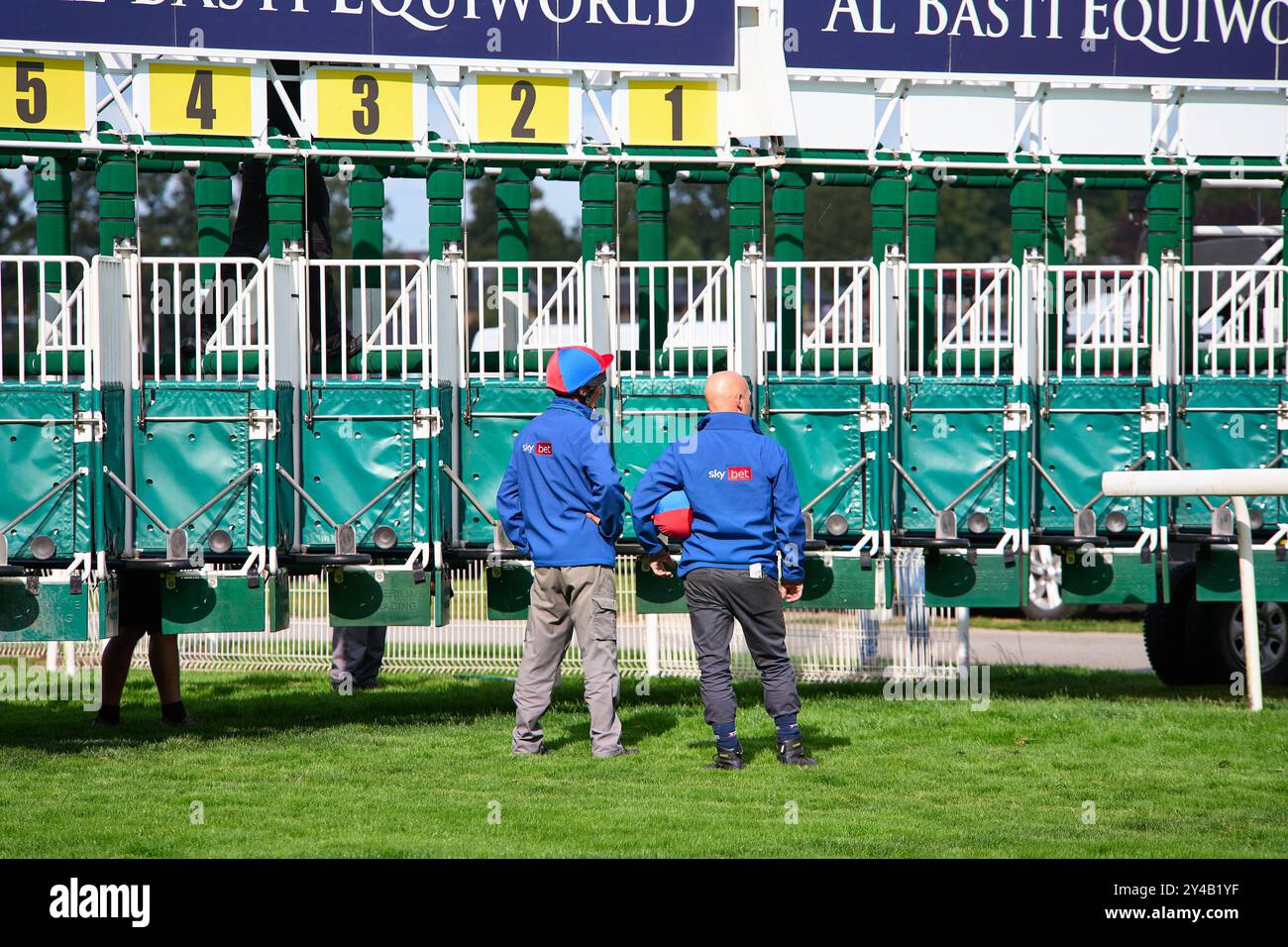 RaceTech-Mitarbeiter warten am Starttor auf die Ankunft von Jockeys und ihren Pferden. Stockfoto
