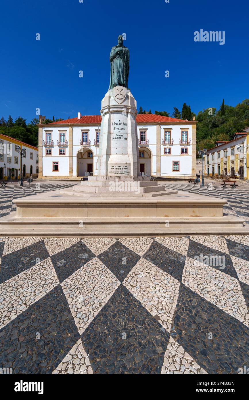 Statue des Tempelritters Gualdim Pais im Zentrum von Praca da República, vor dem Rathaus in Tomar, Portugal, Europa Stockfoto