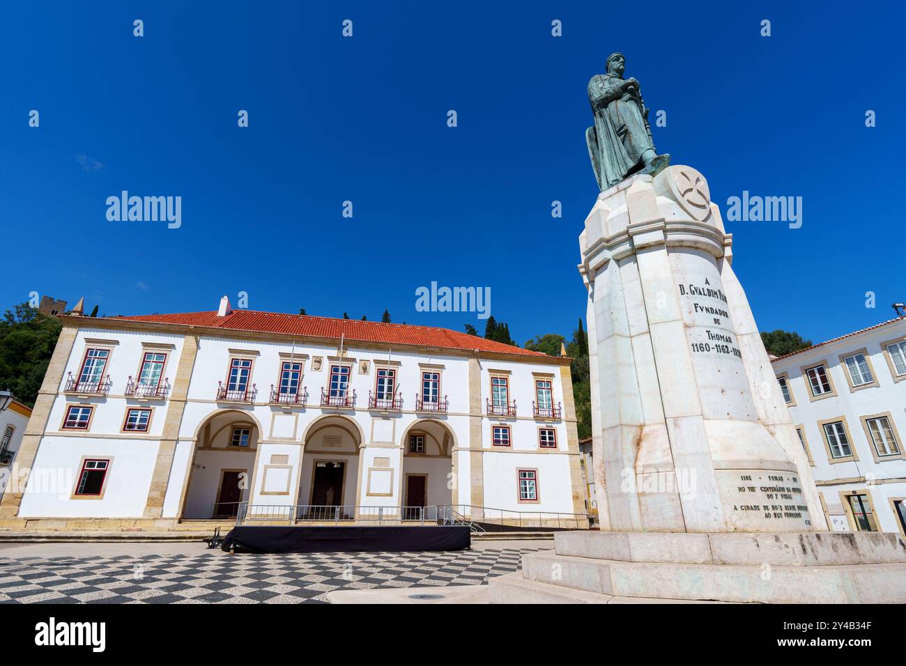 Statue des Tempelritters Gualdim Pais im Zentrum von Praca da República, vor dem Rathaus in Tomar, Portugal, Europa Stockfoto
