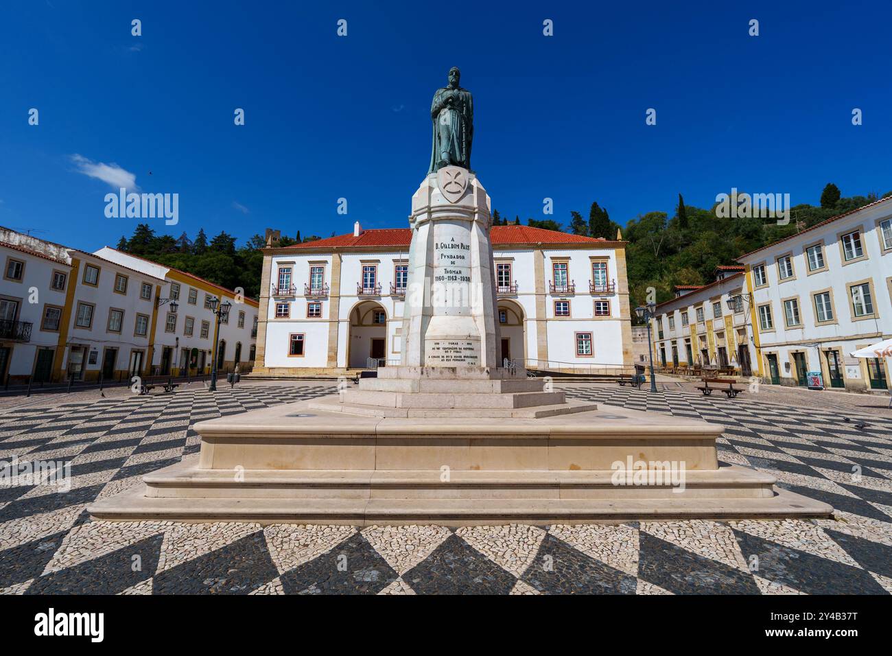 Statue des Tempelritters Gualdim Pais im Zentrum von Praca da República, vor dem Rathaus in Tomar, Portugal, Europa Stockfoto