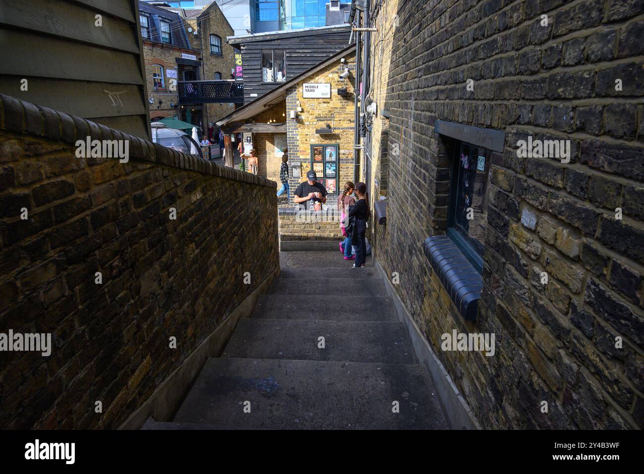 London, Großbritannien. Camden Town - Treppen zum Middle Yard Stockfoto