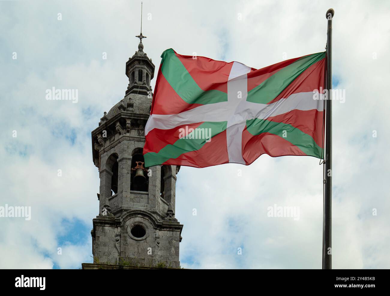 Baskische Flagge, die in einem Dorf, Baskenland, Spanien, fliegt Stockfoto