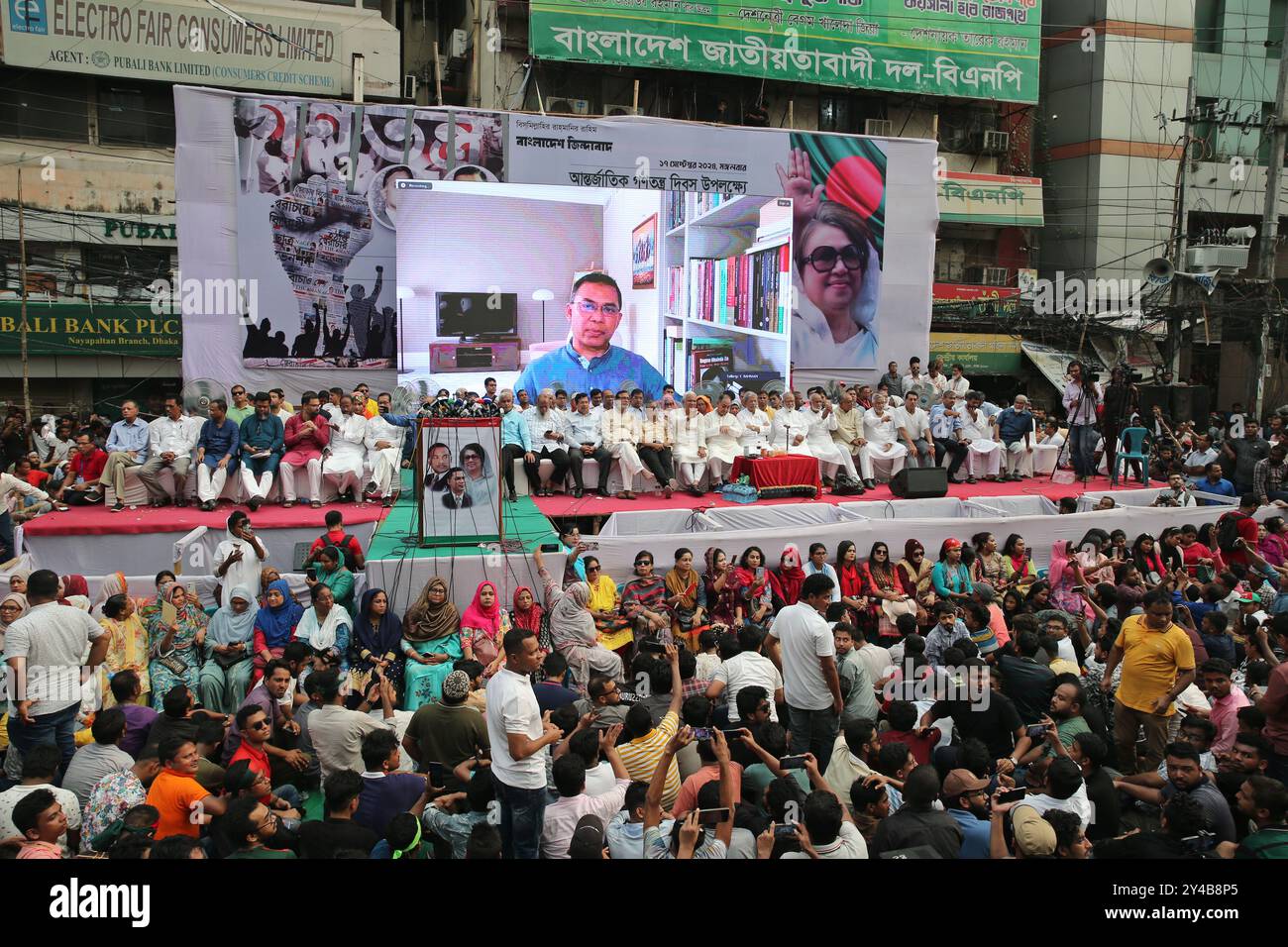 Tausende von Führern und Aktivisten der Bangladesch Nationalist Party (BNP) haben sich im Naya Paltan Gebiet von Dhaka versammelt, während die Partei eine Kundgebung abhält Stockfoto