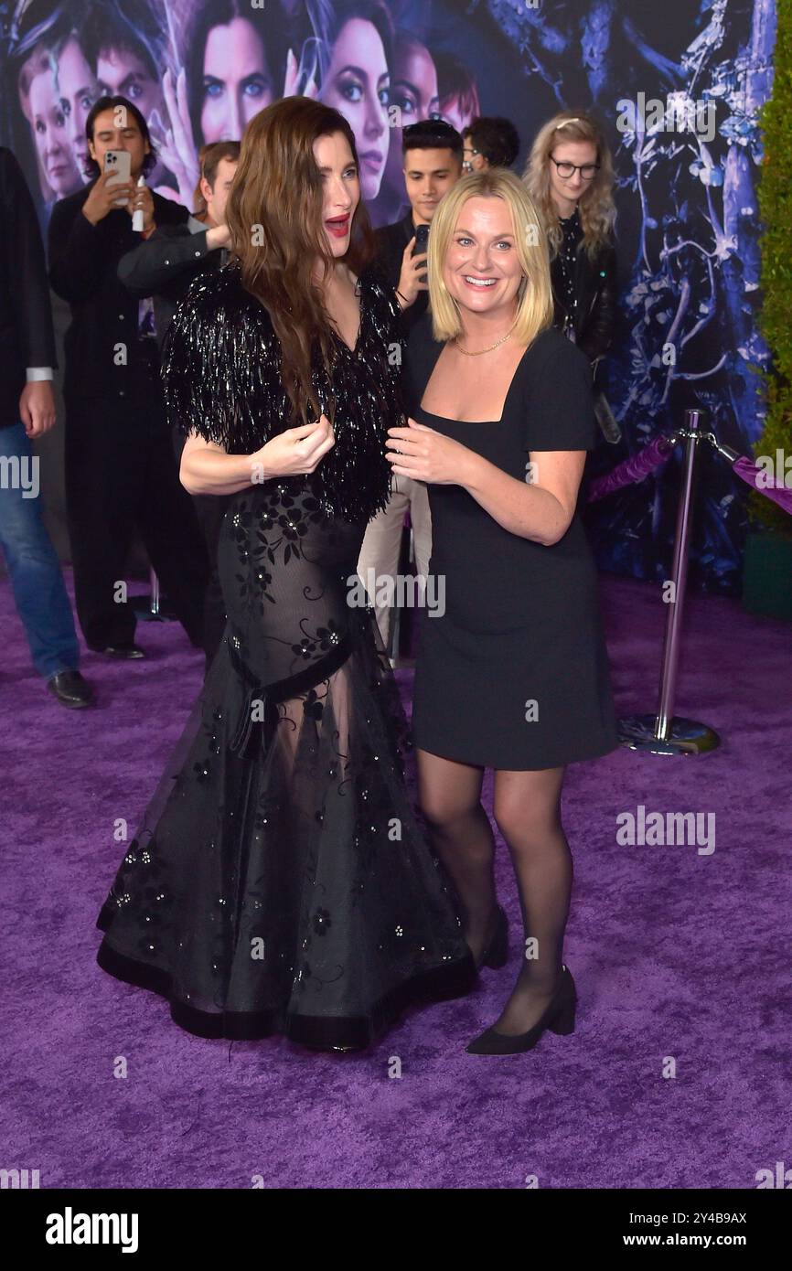 Kathryn Hahn und Amy Poehler beim Launch Event der Disney+ / Marvel Television Miniserie 'Agatha All Along' im El Capitan Theatre. Los Angeles, 16.09.2024 Stockfoto